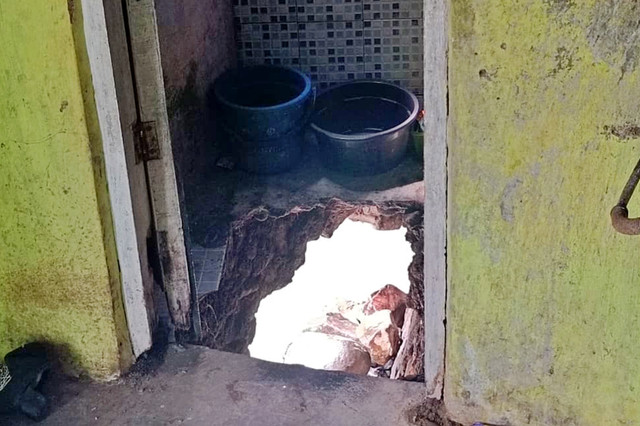Lantai kamar mandi rumah Enok bolong, Senin (2/2/2026). Foto: Abisatya/kumparan