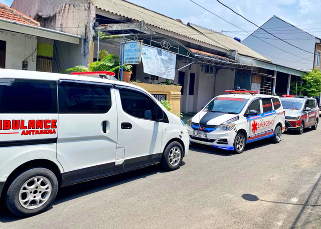Tiga mobil ambulans yang menjadi korban orderan fiktif debt collector salah satu pinjaman online (pinjol) di Kota Semarang, Jawa Tengah. Foto: Dok. Ambulans Antasena