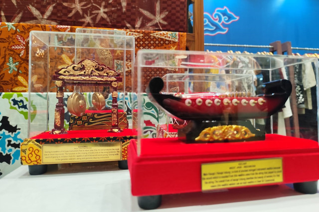 Berbagai barang kerajinan tangan dari Dekranasda Jabar dalam acara Inacraft 2026 di JCC Senayan, Jakarta, pada Rabu (4/2/2026). Foto: Luthfi Humam/kumparan