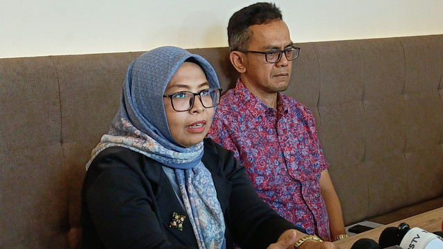 Konferensi Pers Kuasa Hukum Inara Rusli, Daru Quthny (kanan) dan Herlina (kiri) di Kawasan Cipete, Jakarta Selatan, Rabu (4/2). Foto: Aprilandika Pratama/kumparan