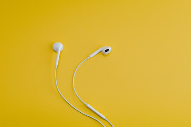 Ilustrasi earphone Type C terbaik 2026. Foto: Math/Unsplash