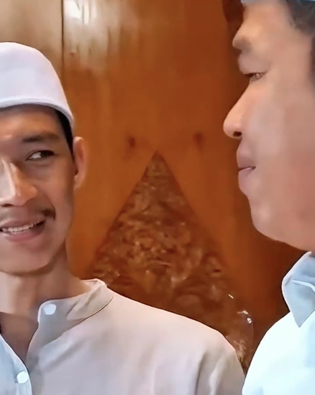 Momen KDM berbincang dengan ustaz dari Ciparay. Dok: Instagram @dedimulyadi71