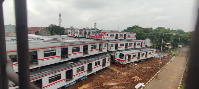 Tumpukan bangkai gerbong kereta di Depo KRL Depok, Rabu (4/2/2026). Foto: kumparan