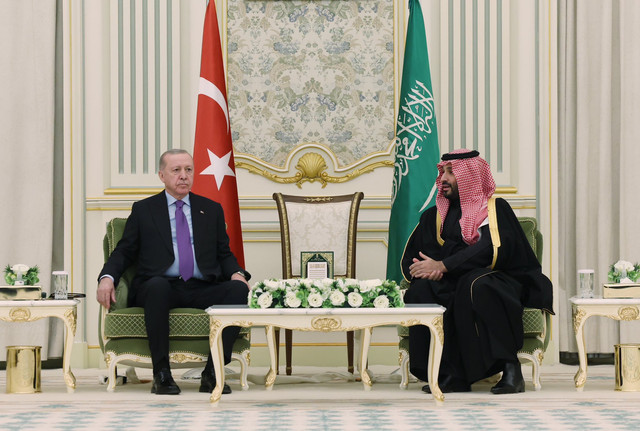 Presiden Turki Recep Erdogan bertemu dengan Putra Mahkota Arab Saudi Muhammad bin Salman (MBS) di Riyadh, Arab Saudi, dalam rangka kunjungan resmi, Selasa (3/2/2026). Foto: X/@tcbestepe