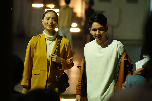 Tatjana Saphira dan Fadi Alaydrus bintangi film Tiba Tiba Brondong. Foto: Dok. Istimewa