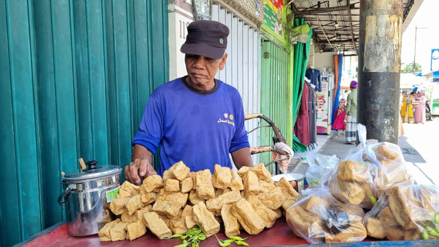 Sakir (65 tahun) penjual tahu petis asal Peterongan, Jombang, yang berjualan di kawasan Makam Sunan Ampel, Surabaya, Rabu (4/2/2026). Foto: Farusma Okta Verdian/kumparan