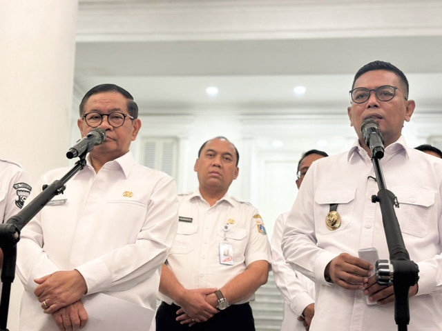 Gubernur DKI Jakarta Pramono Anung dan Gubernur Banten Andra Soni usai penandatanganan MoU studi potensi kontribusi MRT Lin Timur-Barat Fase 2 antara PT MRT Jakarta dan pengembang di Balai Kota Jakarta, Rabu (4/2). Foto: Amira Nada/kumparan