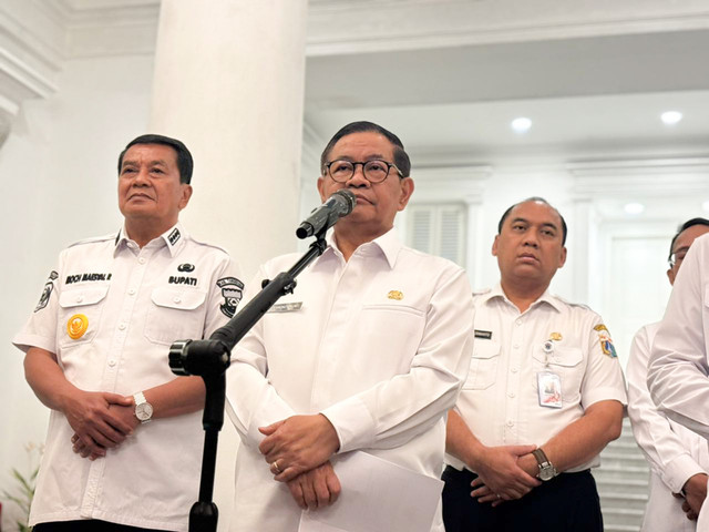 Gubernur DKI Jakarta Pramono Anung dan Gubernur Banten Andra Soni usai penandatanganan MoU studi potensi kontribusi MRT Lin Timur-Barat Fase 2 antara PT MRT Jakarta dan pengembang di Balai Kota Jakarta, Rabu (4/2). Foto: Amira Nada/kumparan