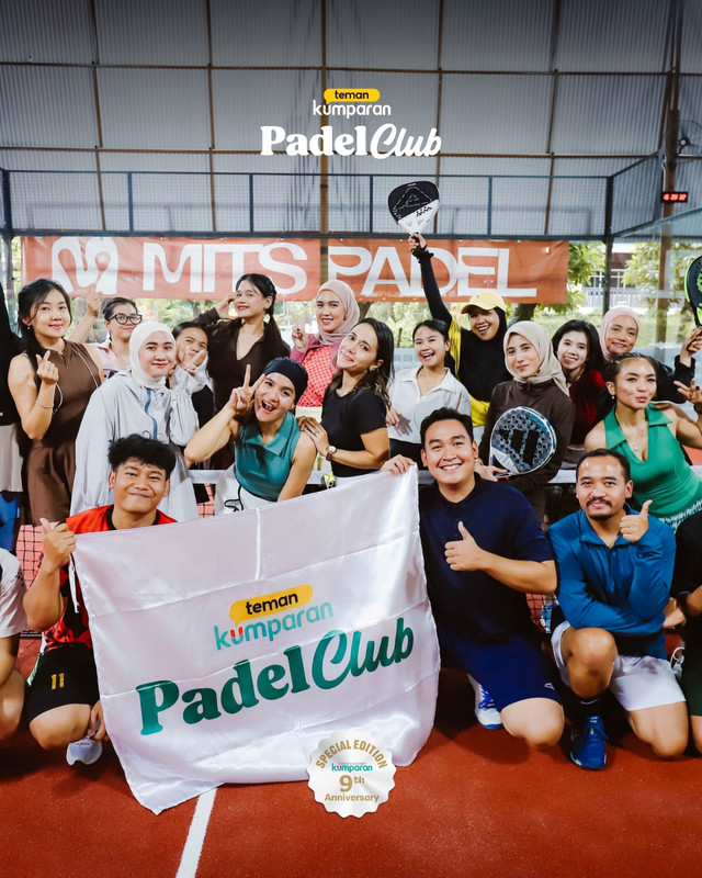 Keseruan teman kumparan Padel Club main bareng di MITS Padel, Tanah Abang, Jakarta Pusat. Foto: Jamal Ramadhan/kumparan
