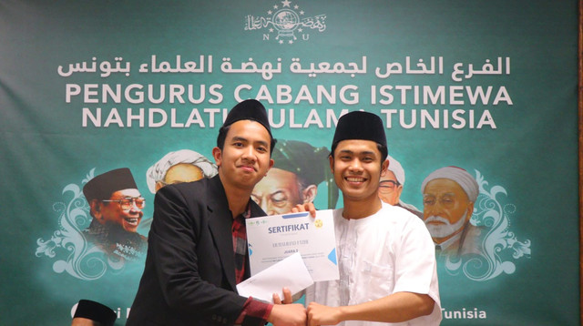 Muhamad Fathi Ilmy saat meraih Juara 3 Lomba Artikel dalam rangka Harlah NU ke-102 di Tunisia.