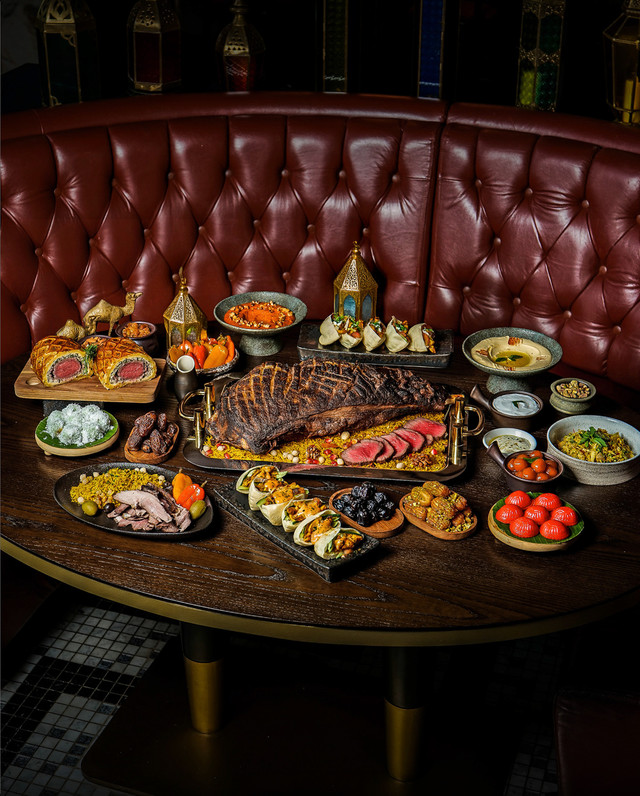 The Langham, Jakarta, menghadirkan berbagai pilihan ramadan, mulai dari pengalaman buka puasa yang meriah di Tom's by Tom Aikens dan ALICE, sajian Jepang yang mewah di Morimoto, hingga koleksi eksklusif bingkisan Ramadan. Foto: Dok. The Langham Jakarta.