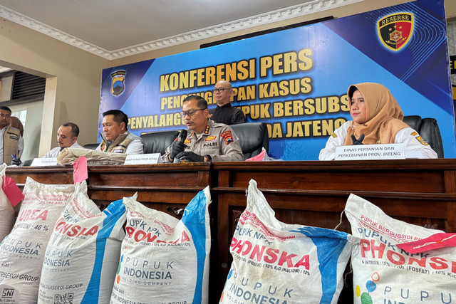 Polisi menunjukkan barang bukti penyalahgunaan pupuk subsidi saat konpers di Polda Jateng, Rabu (4/2/2026). Foto: Intan Khansa/kumparan