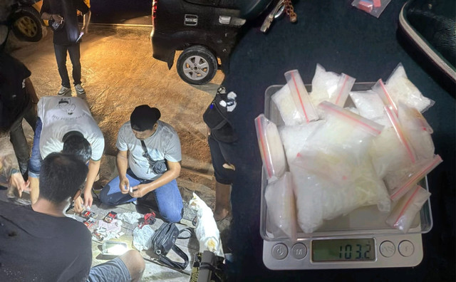Satuan Reserse Narkoba Polres Kobar saat menyergap transaksi sabu. (Ist) 
