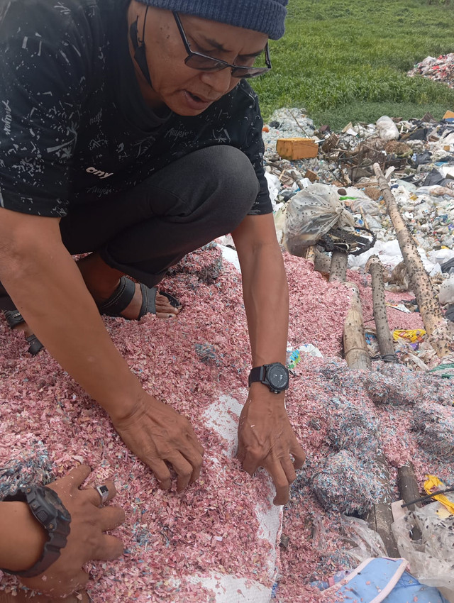 Limbah cacahan uang di TPS liar di Kampung Serang, Kabupaten Bekasi. Foto: Dok. Istimewa