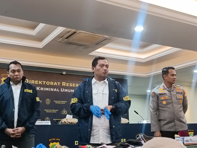 Kasubdit Jatanras AKBP Abdul Rahim, Dirreskrimum Kombes Pol Iman Imannudin (Tengah), Kasubdit Penmas Bidhumas Kompol Andaru Rahutomo saat menunjukkan barang bukti kasus tawuran periode tahun 2026 di wilayah hukum Polda Metro Jaya pada Rabu (4/2). Foto: Ryan Iqbal/kumparan