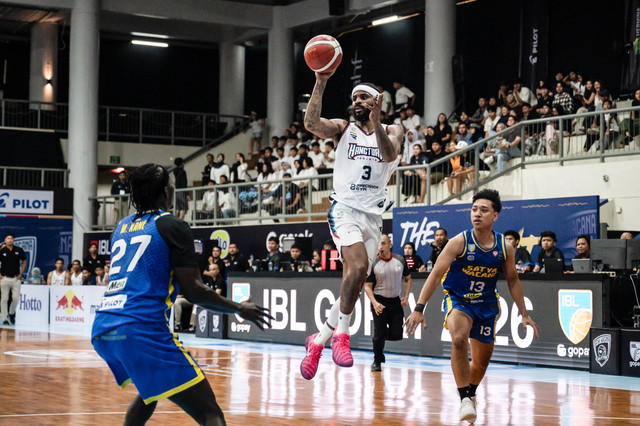 Pebasket Hangtuah Jakarta Vander Lee Blue II mengoper bola ke arah rekan setimnya saat melawan tim Satya Wacana Salatiga pada pertandingan IBL 2026 di GOR Basket Prof. Dr. dr. Susilo Wibowo, Semarang, Jawa Tengah, Rabu (4/2/2026). Foto: Aprillio Akbar/ANTARA FOTO
