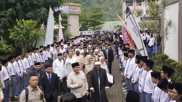 Kunjungan Wakil Menteri Agama RI ke STIQ ZAD dalam rangka Peresmian Gedung ZAD IQBS dan Masjid Imam Ath Thobari (Sumber Gambar: Panitia)