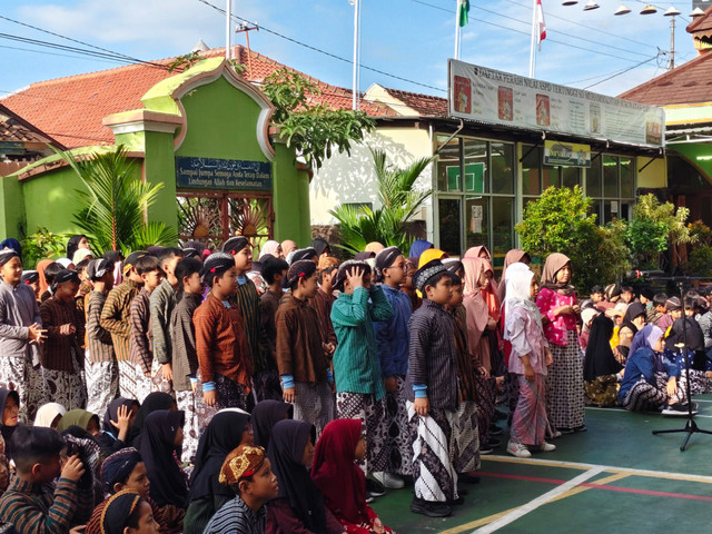 Sejumlah siswa SD Muhammadiyah Suronatan mengenakan pakaian adat Jawa Gagrak Ngayogyakarta setiap Kamis Pon di Kota Yogyakarta, Kamis (5/2/2026). Foto: Arfiansyah Panji Purnandaru/kumparan