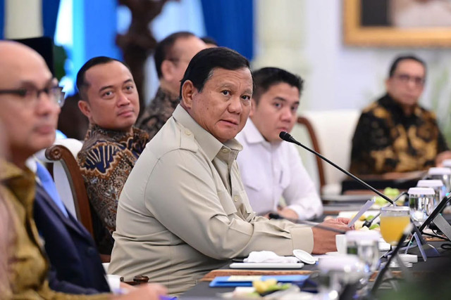 Presiden Prabowo mengundang sejumlah mantan Menteri dan Wamen Luar Negeri RI, akademisi di bidang hubungan internasional, serta pimpinan Komisi I DPR RI untuk berdiskusi mengenai situasi politik luar negeri Indonesia, di Istana Negara, Rabu (4/2). Foto: Instagram/ @sekertariat.kabinet