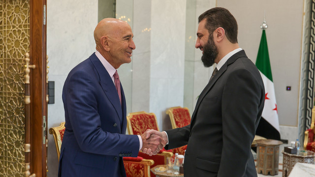 Presiden Suriah Ahmed al-Sharaa menerima Utusan Khusus AS untuk Suriah, Thomas Barrack, di  Damaskus, 4/2/2026. Foto: X/ @SyPresidency