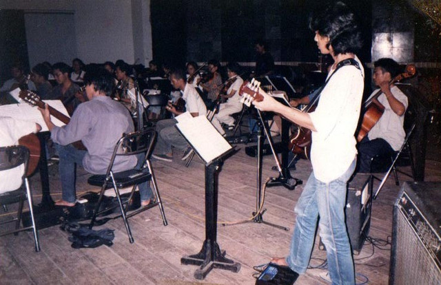 Rehearsal kelompok musik Yogyakarta Guitar Orchestra di ISI Yogyakarta (1999). Foto: Dokumentasi pribadi