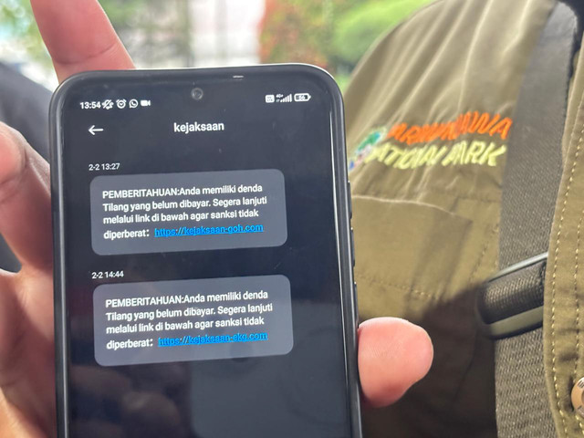 SMS penipuan berisi pemberitahuan denda tilang disertai tautan (link) yang mengatasnamakan Kejaksaan yang didapat oleh warga Semarang. Foto: Intan Alliva/kumparan
