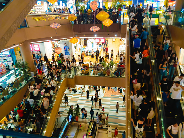 Ilustrasi Keramaian di Mall. Foto: polnes88/Shutterstock