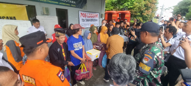 Warga korban tanah bergerak di pengungsian di Desa Padasari, Jatinegara, Tegal, Jawa Tengah, Rabu (4/2/2026). Foto: Kemensos RI