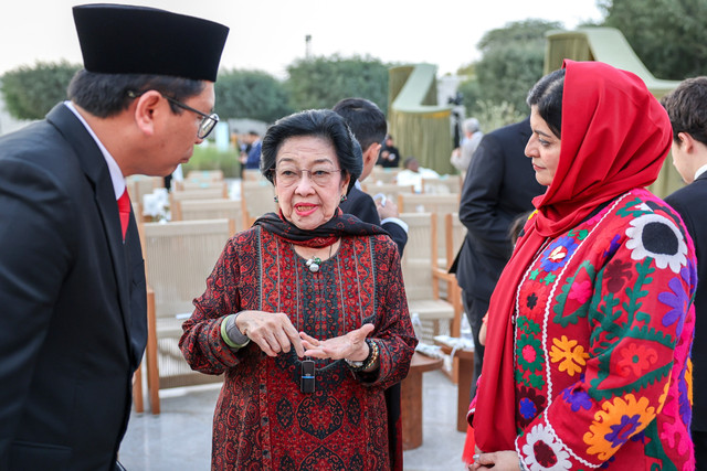Ketua Umum PDIP Megawati Soekarnoputri didampingi Dubes RI untuk Tunisia, Zuhairi Misrawi berbincang dengan pemenang Zayed Award Zarqa Yaftali (kanan) yang merupakan advokat pendidikan anak perempuan Afghanistan di Abu Dhabi, UEA, Rabu, (4/2/2026). Foto: Monang Sinaga/Antara Foto