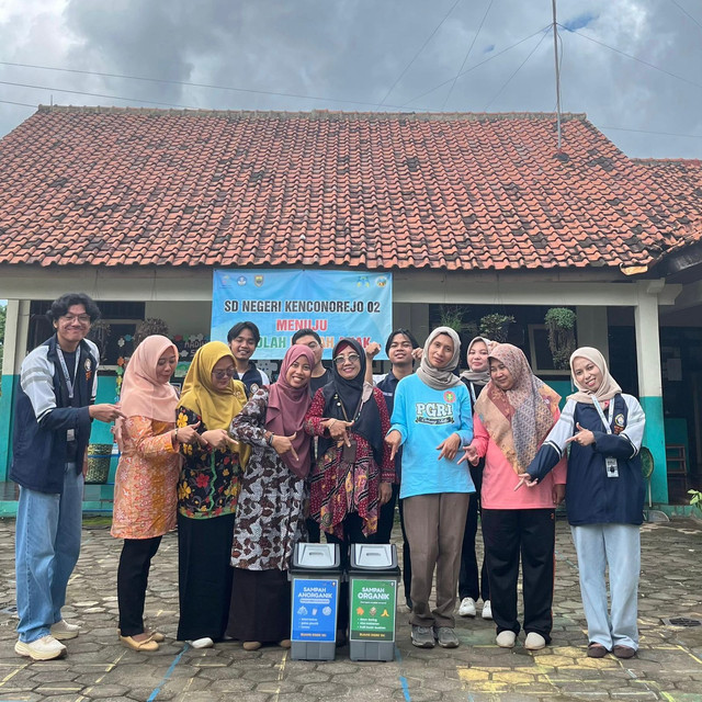 (Foto bersama mahasiswa KKN Tim 1 Undip 2026 dengan guru 5 SDN 02 Kenconorejo)