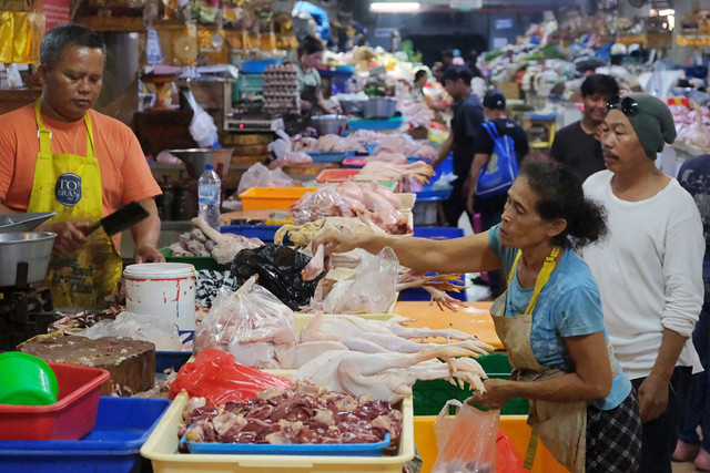 Pedagang ayam potong melayani pembeli di Pasar Badung, Kota Denpasar, Bali, Kamis (5/2/2026). Foto: Nyoman Hendra Wibowo/ANTARA FOTO