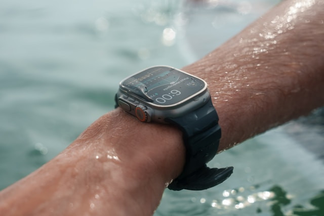 Ilustrasi smartwatch untuk berenang terbaik 2026. Foto: Dawn Patrol Surf Tracking/unsplash