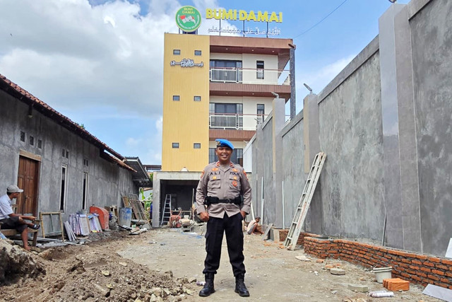Bon Ali menunjukkan pembangunan gedung baru Yayasan Rumah Singgah Bumi Damai yang menjadi tempat tinggal ratusan anak terlantar dan yatim dari berbagai daerah di Indonesia. Foto: Dok. Bon Ali