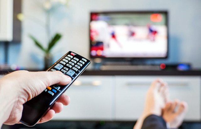 Ilustrasi TV 55 inch low watt 2026. Foto: Shutterstock