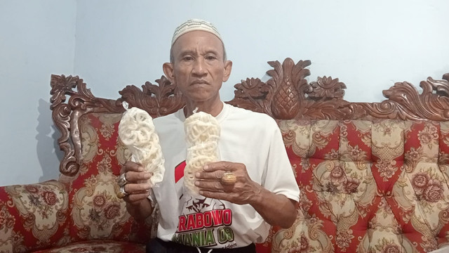 Sutaji pedagang krupuk asal Jombang yang berhasil nabung puluhan tahun untuk pergi ibadah haji. Foto: kumparan