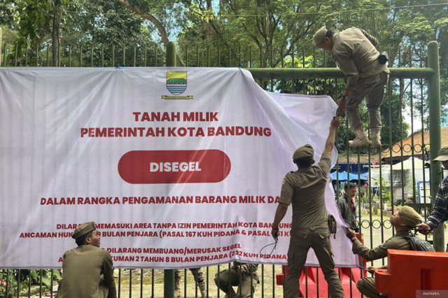 Satpol PP Kota Bandung saat lakukan penyegelan di area Kebun Binatang Bandung di Kota Bandung, Jawa Barat, Kamis (5/1/2026). Foto: Rubby Jovan/ANTARA