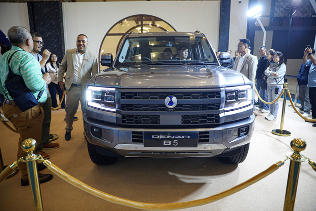 Pengunjung melihat mobil Denza B5 pada pameran BCA Expoversary 2026 di ICE BSD, Tangerang, Kamis (5/2/2026). Foto: Aditia Noviansyah/kumparan