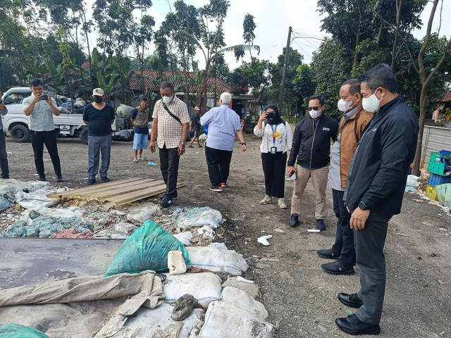 Tim dari Departemen Pengelolaan Uang Bank Indonesia (BI) datang ke lokasi TPS liar tempat ditemukannya tumpukan limbah cacahan uang Rp50 - Rp100 ribu di Desa Taman Rahayu, Kecamatan Setu, Kabupaten Bekasi. Kamis, (5/2/2026). Foto: Dok. Istimewa