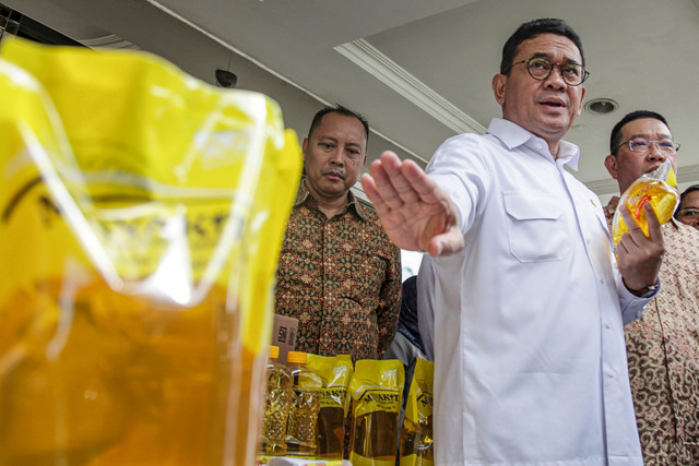 Menteri Perdagangan Budi Santoso (tengah) menjawab pertanyaan wartawan usai meninjau ketersediaan minyak goreng di salah satu pabrik minyak goreng di Bekasi, Jawa Barat, Kamis (5/2/2026). Foto: Darryl Ramadhan/ANTARA FOTO
