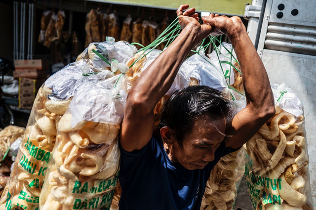 Warga membeli kerupuk kulit di Pasar Induk MAJT-MAS, Semarang, Jawa Tengah, Kamis (5/2/2026). Foto: Aprillio Akbar/ANTARA FOTO