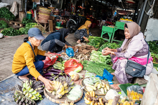Warga berbelanja sayur mayur di Pasar Induk MAJT-MAS, Semarang, Jawa Tengah, Kamis (5/2/2026). Foto: Aprillio Akbar/ANTARA FOTO