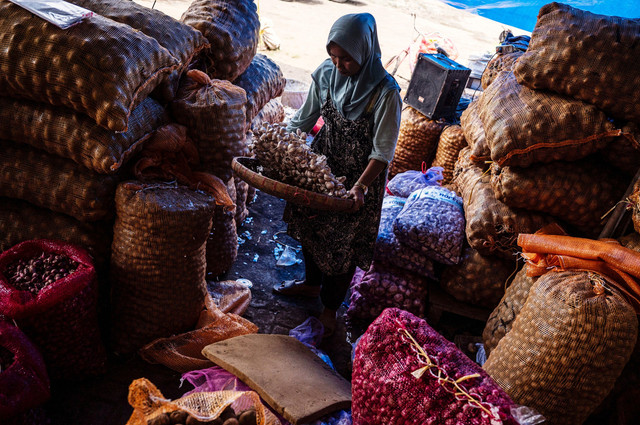 Pedagang memilah bawang putih pesanan pembeli di Pasar Induk MAJT-MAS, Semarang, Jawa Tengah, Kamis (5/2/2026). Foto: Aprillio Akbar/ANTARA FOTO