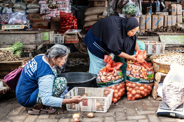Warga berbelanja bawang bombai di Pasar Induk MAJT-MAS, Semarang, Jawa Tengah, Kamis (5/2/2026). Foto: Aprillio Akbar/ANTARA FOTO