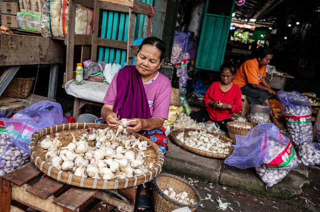 Pedagang memilah bawang putih pesanan pembeli di Pasar Induk MAJT-MAS, Semarang, Jawa Tengah, Kamis (5/2/2026). Foto: Aprillio Akbar/ANTARA FOTO