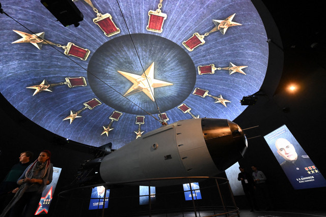 Sebuah model bom udara termonuklir Soviet AN-602, juga dikenal sebagai Bom Tsar, senjata nuklir paling kuat yang pernah dibuat dan diuji, berada di Pusat Pameran Seluruh Rusia (VDNH) di Moskow (6/12/2023). Foto: Natalia Kolesnikova/AFP