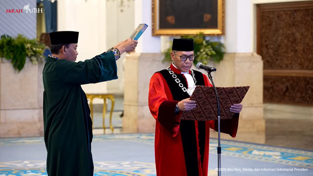 Prabowo Subianto pimpin pengucapan sumpah Hakim Konstitusi dan pelantikan Wamen Keuangan Kabinet Merah Putih di Istana Negara, Jakarta, pada Kamis (5/2/2026). Foto: YouTube/ Sekretariat Presiden