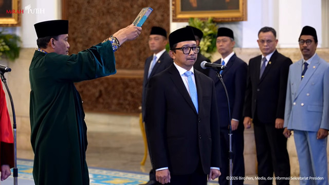 Prabowo Subianto pimpin pengucapan sumpah Hakim Konstitusi dan pelantikan Wamen Keuangan Kabinet Merah Putih di Istana Negara, Jakarta, pada Kamis (5/2/2026). Foto: YouTube/ Sekretariat Presiden