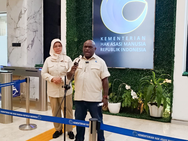 Menteri HAM, Natalius Pigai memberikan keterangan pers mengenai isu meninggalnya anak di NTT di Kementerian HAM pada Kamis (5/2). Foto: Ryan Iqbal/kumparan