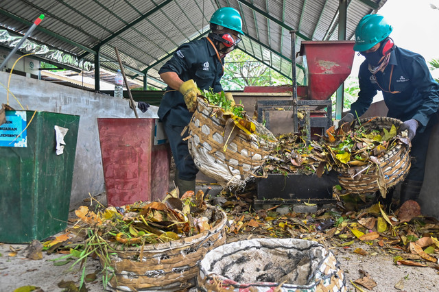 Pekerja mengolah sampah organik di kawasan The Nusa Dua, Badung, Bali, Kamis (5/2/2026). Foto: Fikri Yusuf/ANTARA FOTO