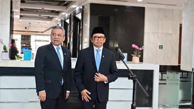 Wakil Menteri Keuangan Juda Agung dan Suahasil Nazara beserta jajaran di Kantor Kementerian Keuangan, Kamis (5/2). Foto: Ave Airiza Gunanto/kumparan